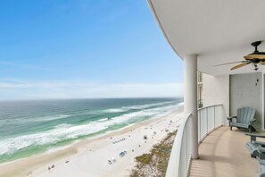 På stranden