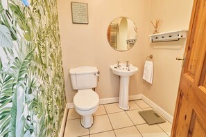 シャワー、ヘアドライヤー、タオル、シャンプー