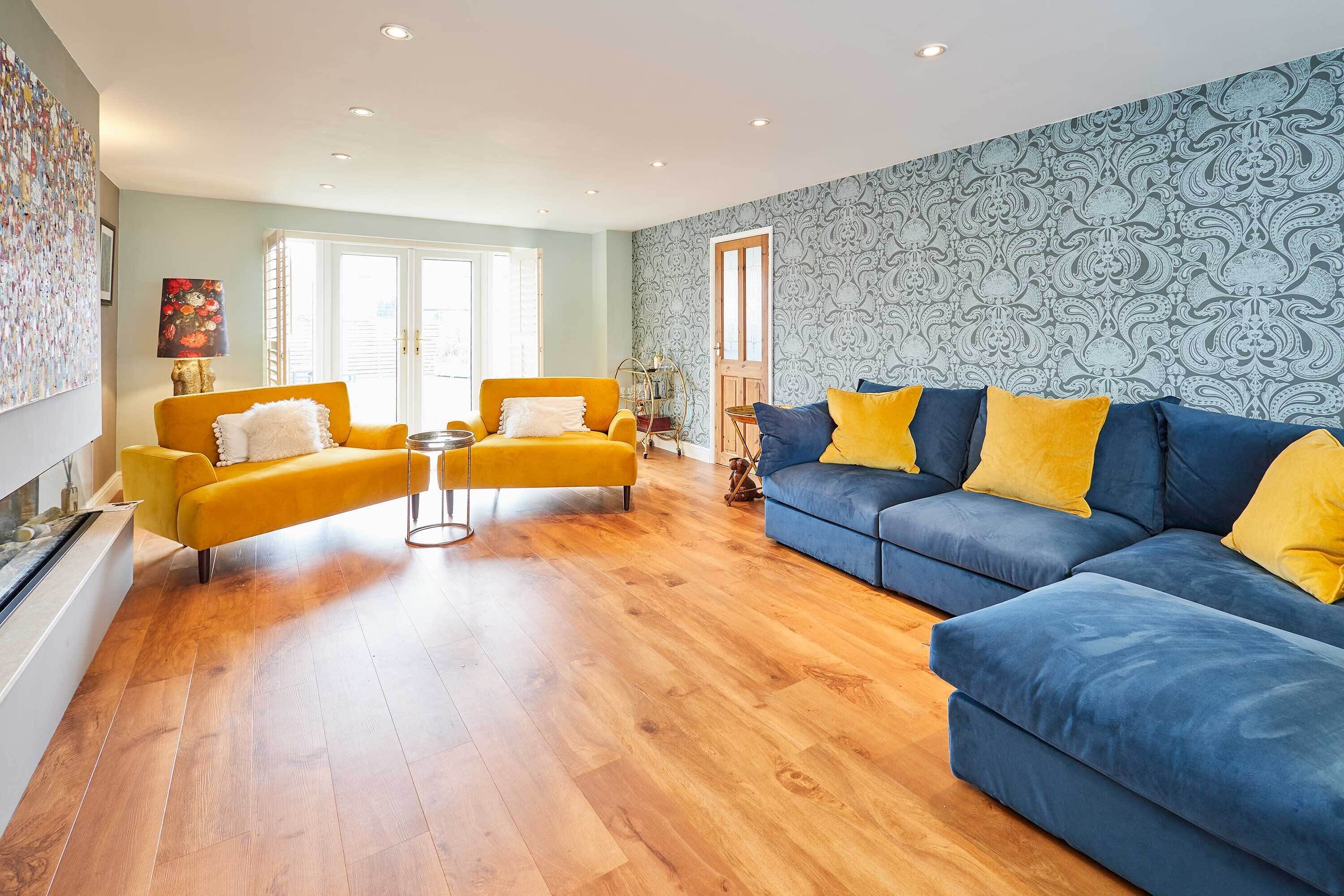 Télévision, cheminée, espaces bureaux