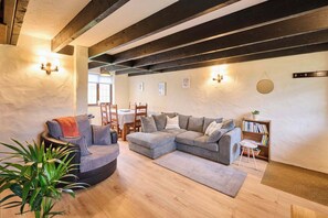 Televisión, libros, oficina