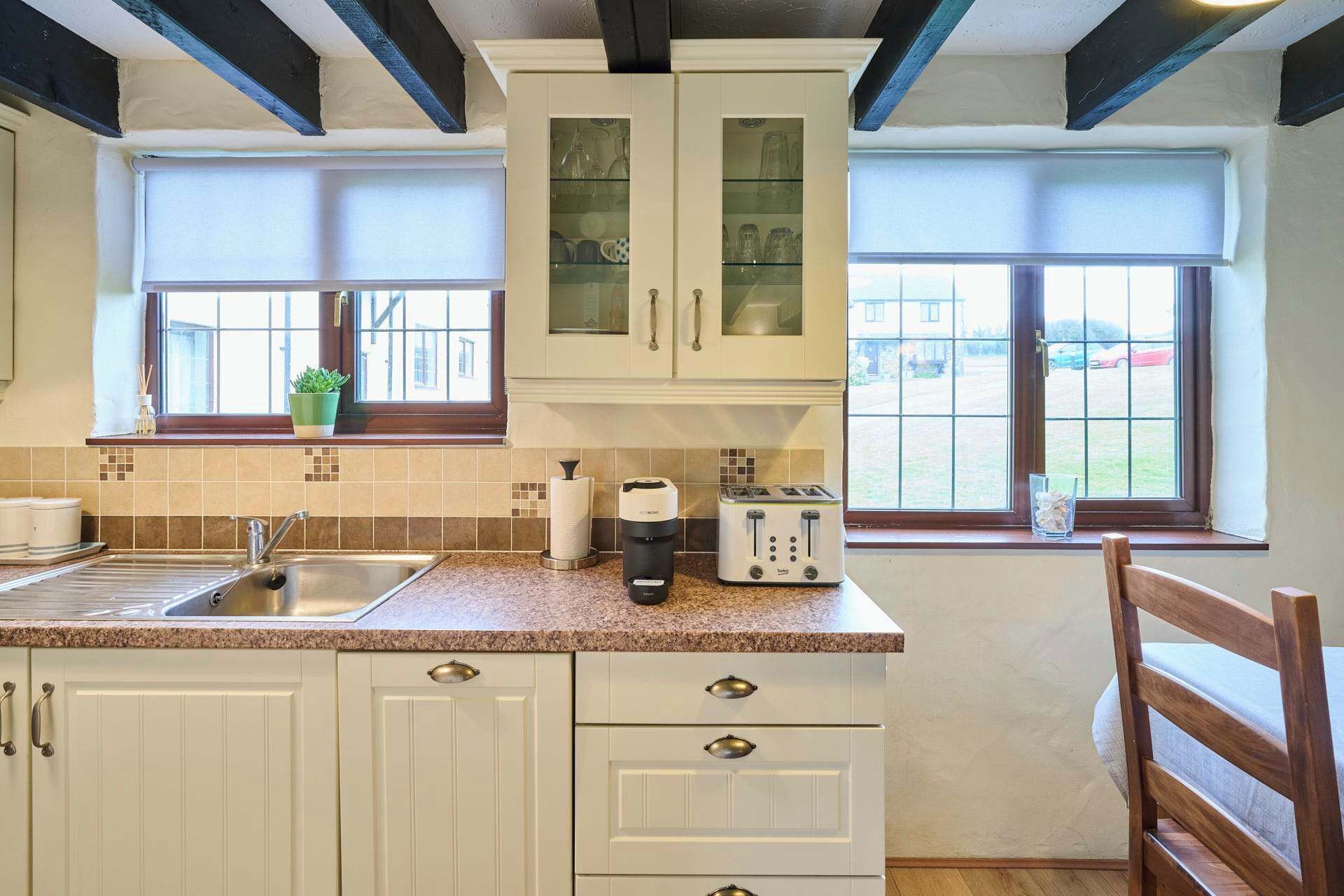 Kylskåp, mikrovågsugn, ugn och spishäll