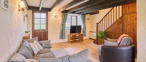 Fernseher, Bücher, Arbeitsbereiche