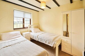 2 bedrooms, iron/ironing board, WiFi, bed sheets