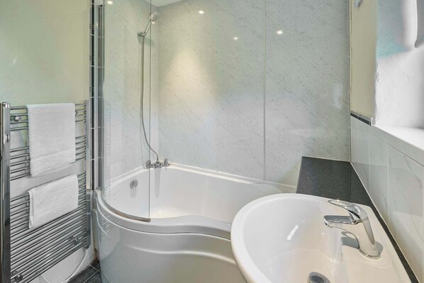 Dusche, Haartrockner, Handtücher, Shampoo