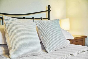 2 chambres, fer et planche à repasser, Wi-Fi, draps fournis