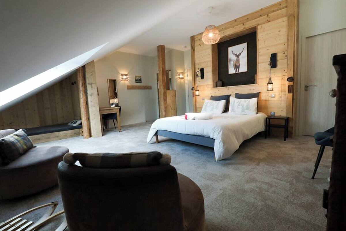 Une chambre confortable avec un grand lit, un bureau et une chaise.