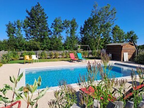 Kauden mukainen ulkouima-allas avoinna 10.00–20.00, aurinkotuoleja