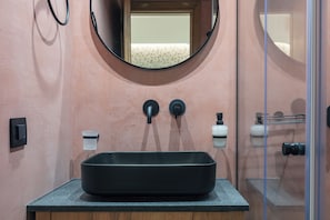 Douche, sèche-cheveux, serviettes fournies, savon