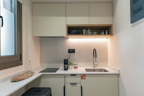 Réfrigérateur, plaque de cuisson, cafetière/bouilloire