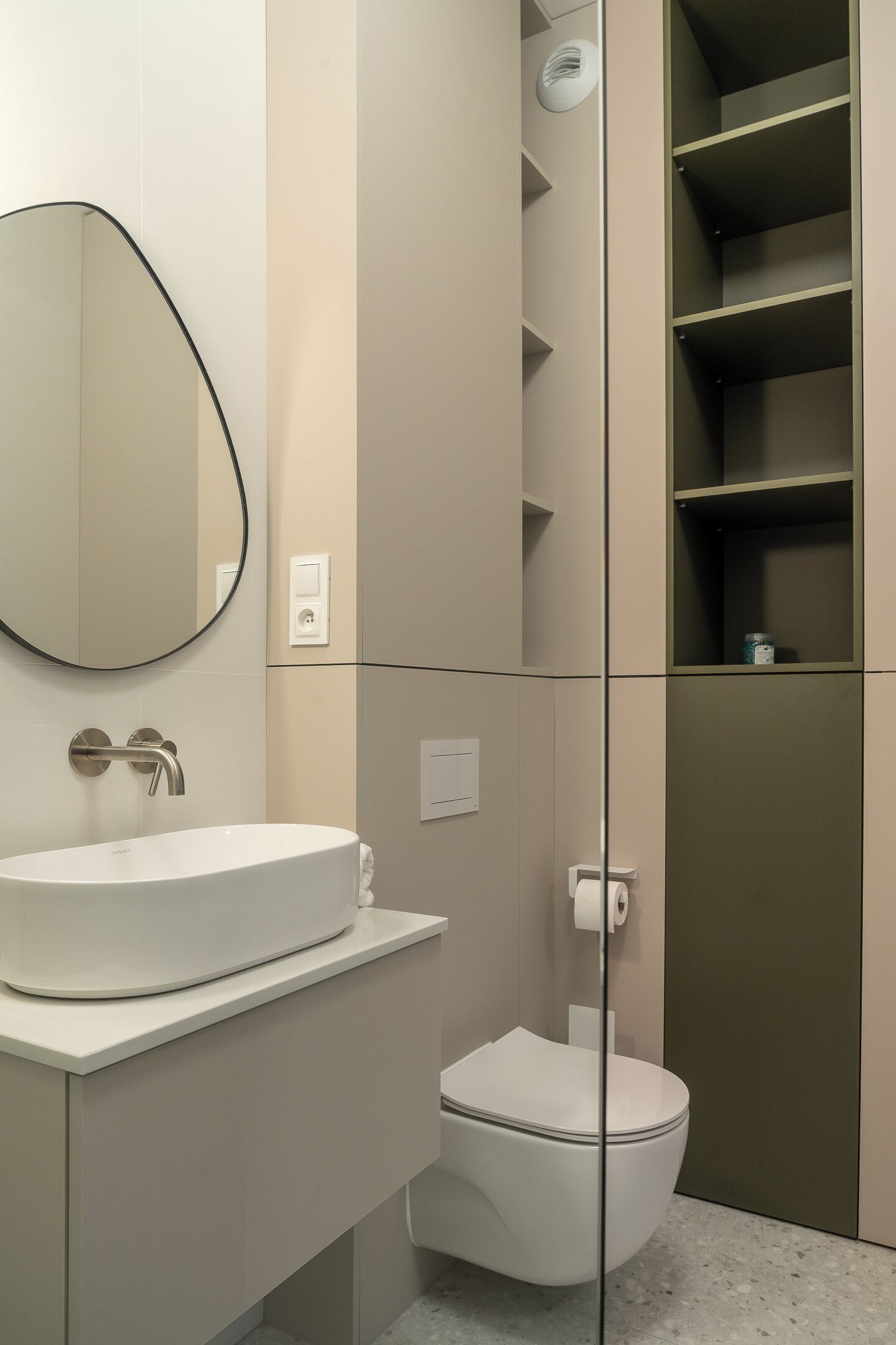 Appartement, balkon | Badkamer