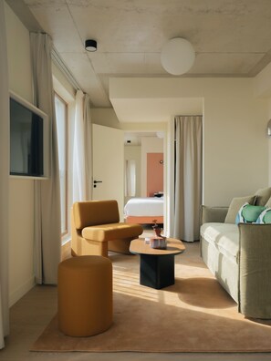 50-英寸纯平电视（配备卫星频道）、Netflix、流媒体服务