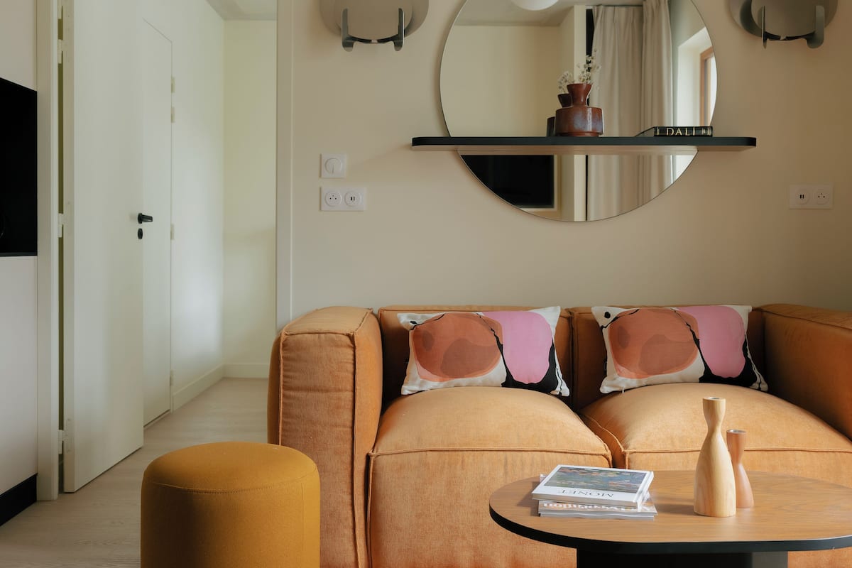Classic Apartment | Ruang tamu | 50 inci televisyen skrin rata dengan satelit, Netflix