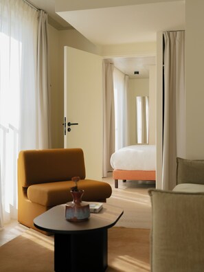 50-inch flat-screen TV with satellite channels, Netflix - Edgar Suites - Église (Paris)