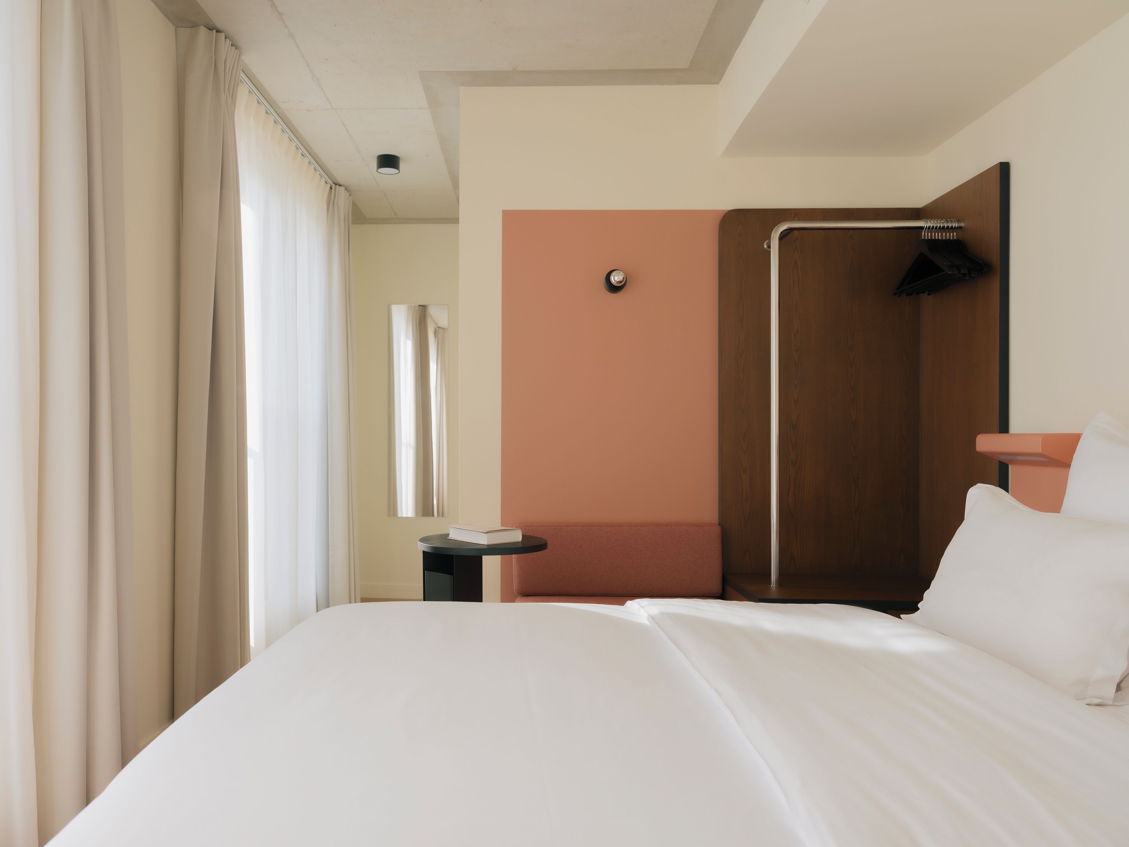 고급 침구, 필로우탑 침대, 책상, 노트북 작업 공간