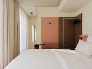Premium bedding, pillowtop beds, desk, laptop workspace - Edgar Suites - Église (Paris)