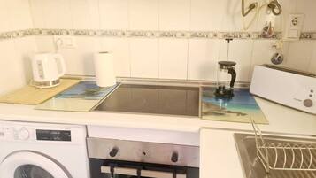 Een koelkast, een magnetron, een oven, een kookplaat