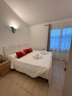 3 slaapkamers, een strijkplank/strijkijzer, reisbedje, wifi