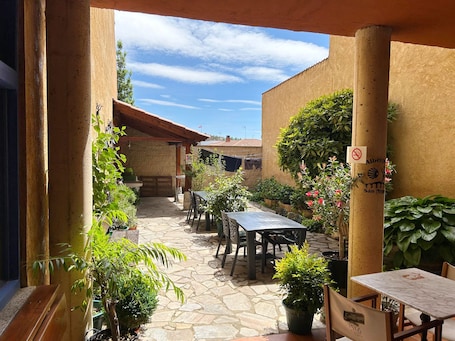 Terrace/patio. DORMERO Albergue San Miguel