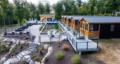 PHOEBE - RESORT WITH 12 PROPERTIES. NATURAL POND FOR SWIMMING.