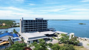 Un hôtel moderne, doté d’un grand bâtiment et offrant une vue sur l’eau.