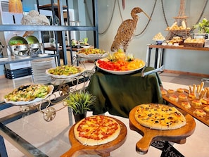 Buffet déjeuner gratuit tous les jours