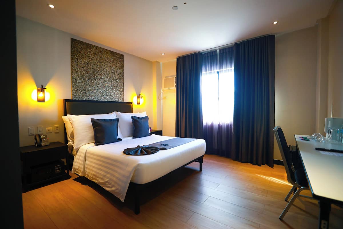 Rom – deluxe | Skrivebord, skrivebord for bærbar PC, wi-fi (inkludert) og sengetøy