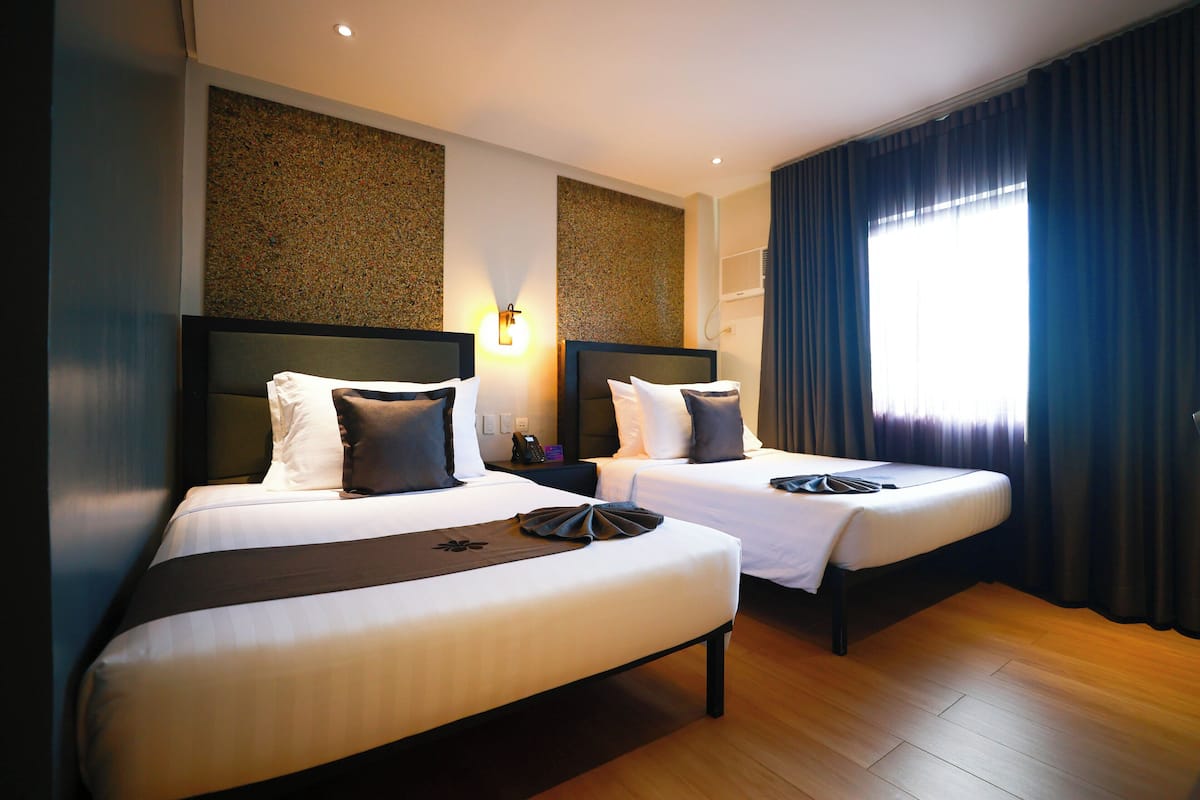 Tomannsrom – deluxe | Skrivebord, skrivebord for bærbar PC, wi-fi (inkludert) og sengetøy