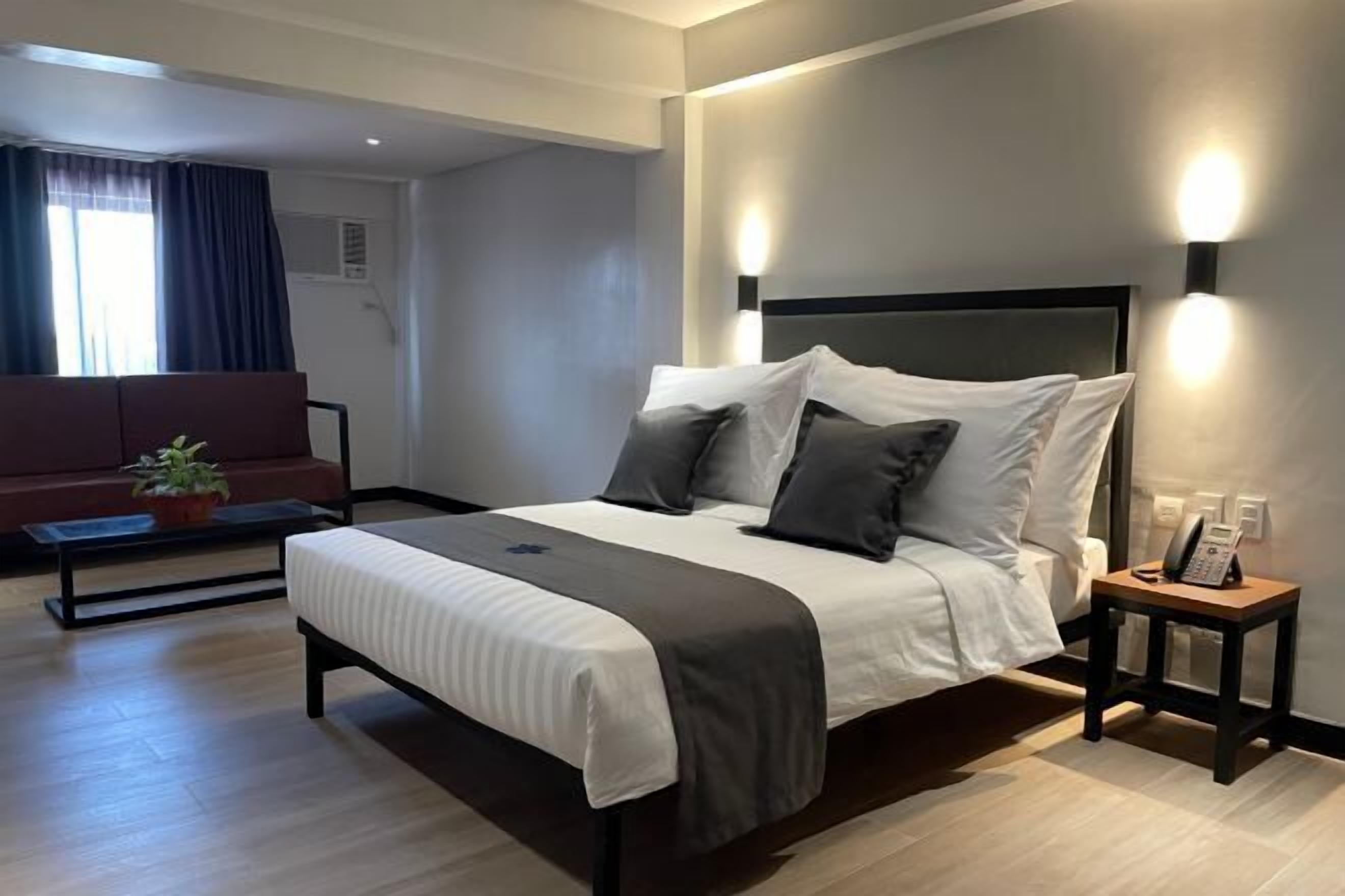 Bureau, espace de travail pour ordinateur portable, Wi-Fi gratuit