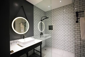 Chambre Junior | Salle de bain | Douche, bidet, serviettes fournies, savon