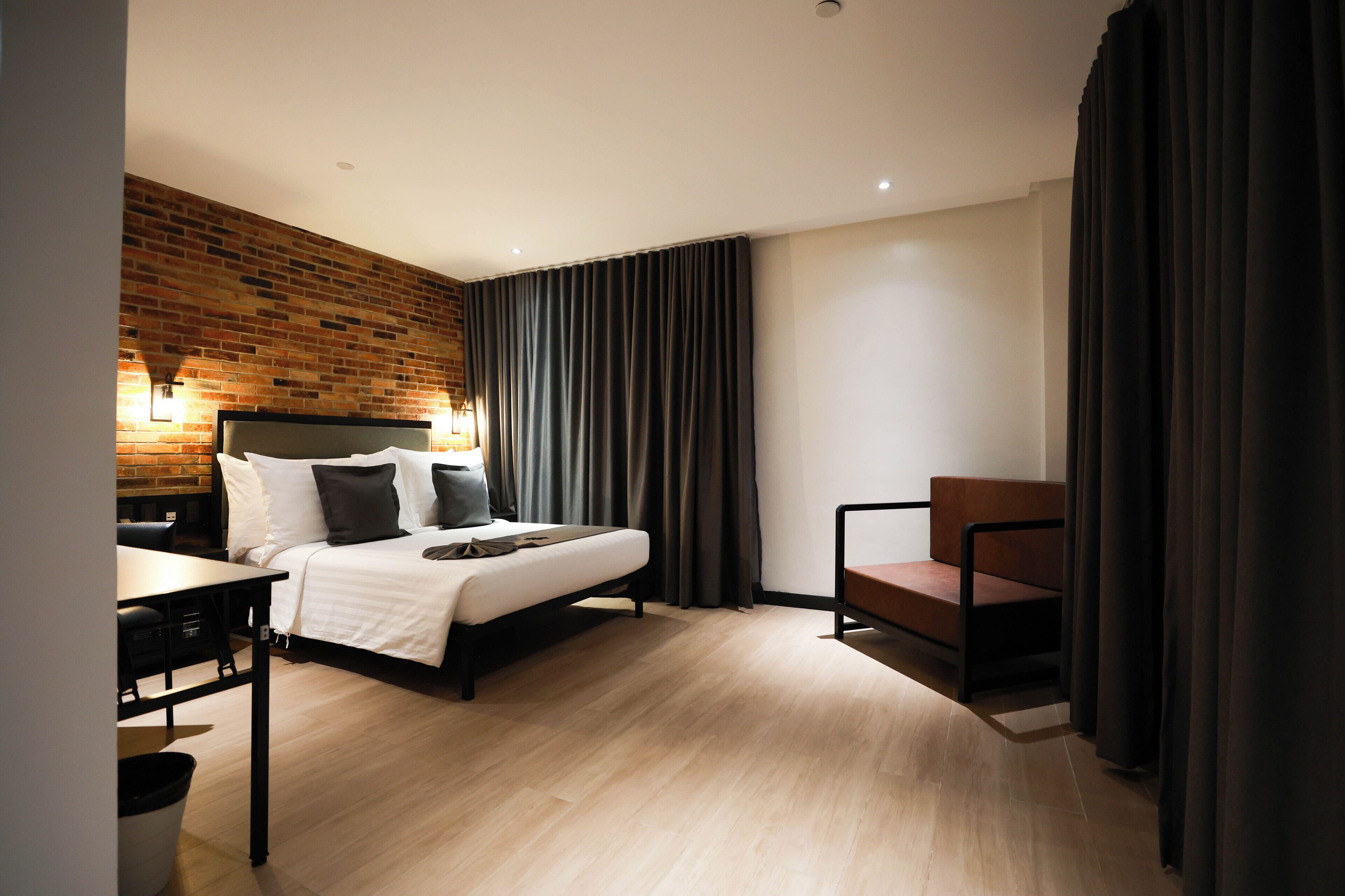 Rom – junior | Skrivebord, skrivebord for bærbar PC, wi-fi (inkludert) og sengetøy