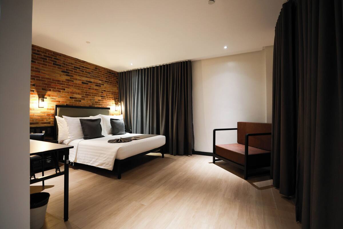 Junior Room | Meja, ruang kerja komputer riba, Wi-fi percuma, cadar katil 