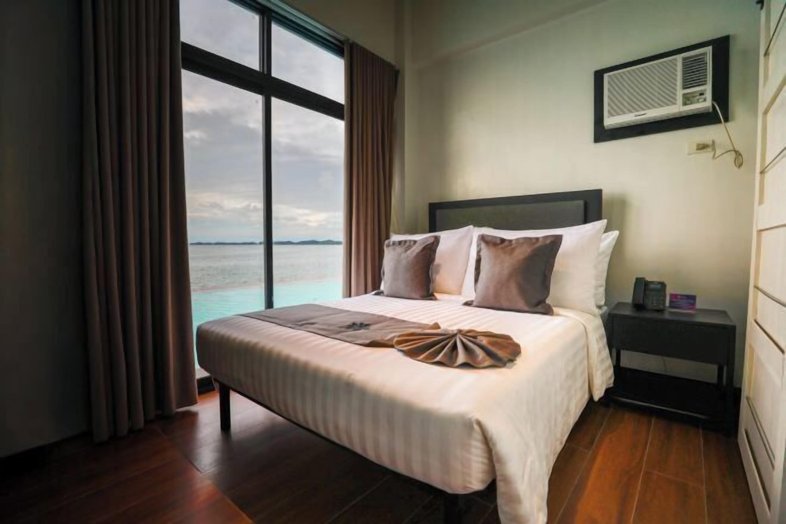 Desk, laptop workspace, free WiFi, bed sheets