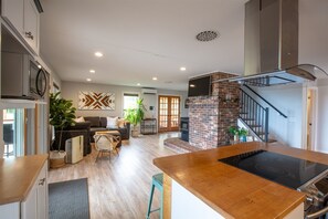 Smart TV, fireplace - LARGE RESORT WITH 12 PROPERTIES. NATURAL POND FOR SWIMMING. CAFE ON SITE. (Sebago)