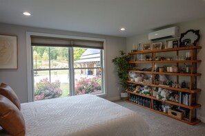 4 bedrooms, free WiFi, bed sheets - LARGE RESORT WITH 12 PROPERTIES.  NATURAL POND FOR SWIMMING. CAFE ON SITE. (Sebago)