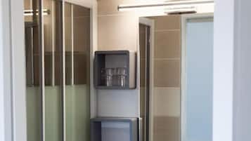 Habitación cuádruple, vistas a la ciudad | Baño | Ducha, secador de pelo, toallas y jabón