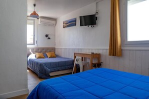 Standard Quadruple Room, City View | Free WiFi - Hôtel La Casa (Le Barcarès)