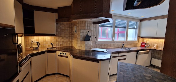 冰箱、微波炉、烤箱、炉灶