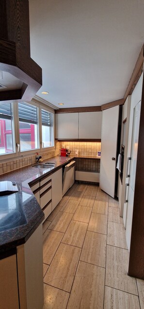 Frigorífic, microones, forn i placa de cuina 