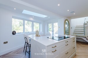 Kylskåp, mikrovågsugn, ugn och spishäll