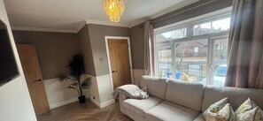 TV, offices - Modern 2BR Home - Contractors & Family - Parking (Greater Manchester)
