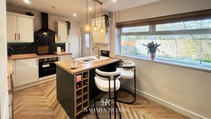 Oven, stovetop, toaster, cookware/dishes/utensils