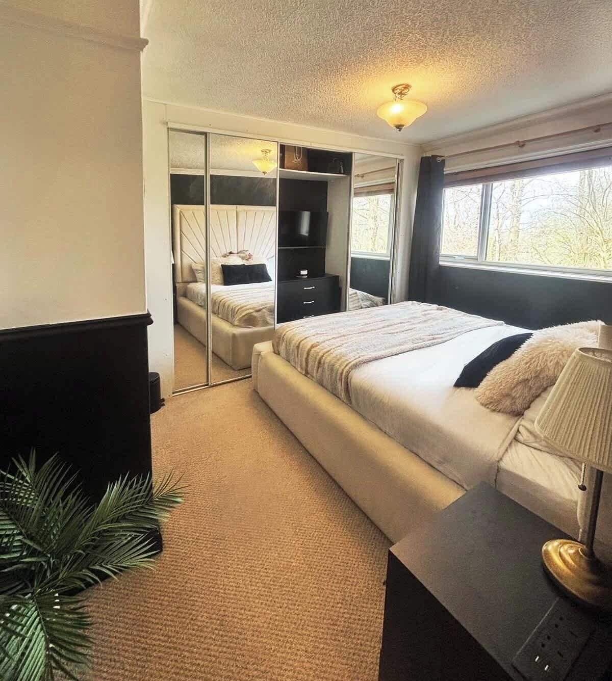 2 bedrooms, travel cot, WiFi, bed sheets