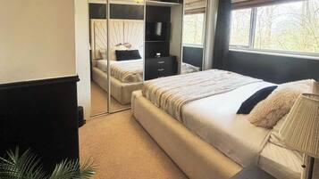 2 bedrooms, travel cot, WiFi, bed sheets