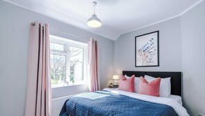 4 bedrooms, iron/ironing board, travel cot, WiFi - Luxury 4BR Harrogate House • HCC Area • Parking (North Yorkshire)