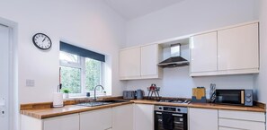 Microwave, oven, stovetop, toaster - Luxury 4BR Harrogate House • HCC Area • Parking (North Yorkshire)