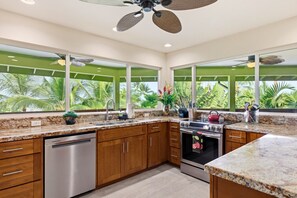 Jääkaappi, mikroaaltouuni, uuni, liesi