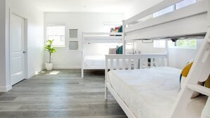 Room - Luxury Townhome w/ Gated Parking & Private Balcony (Los Angeles)