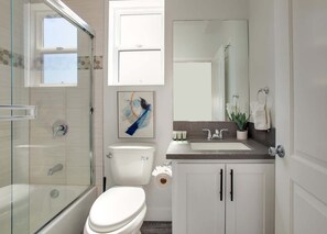 Een douche, een haardroger, handdoeken, shampoo
