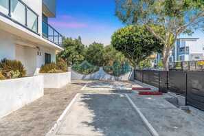 Property grounds - Luxury Townhome w/ Gated Parking & Private Balcony (Los Angeles)