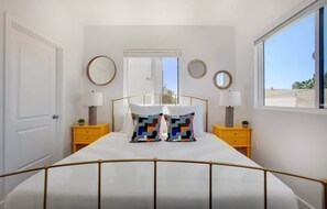 3 bedrooms, iron/ironing board, WiFi, bed sheets - Luxury Townhome w/ Gated Parking & Private Balcony (Los Angeles)